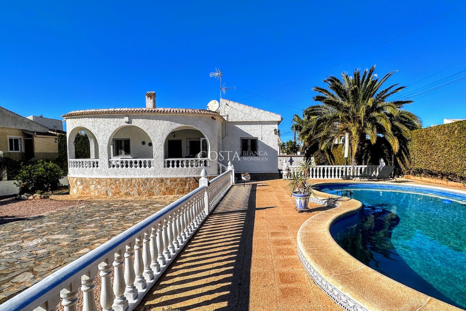 Resale - Villa -
Torrevieja - El Chaparral