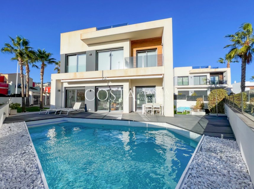 Resale - Villa -
Torrevieja