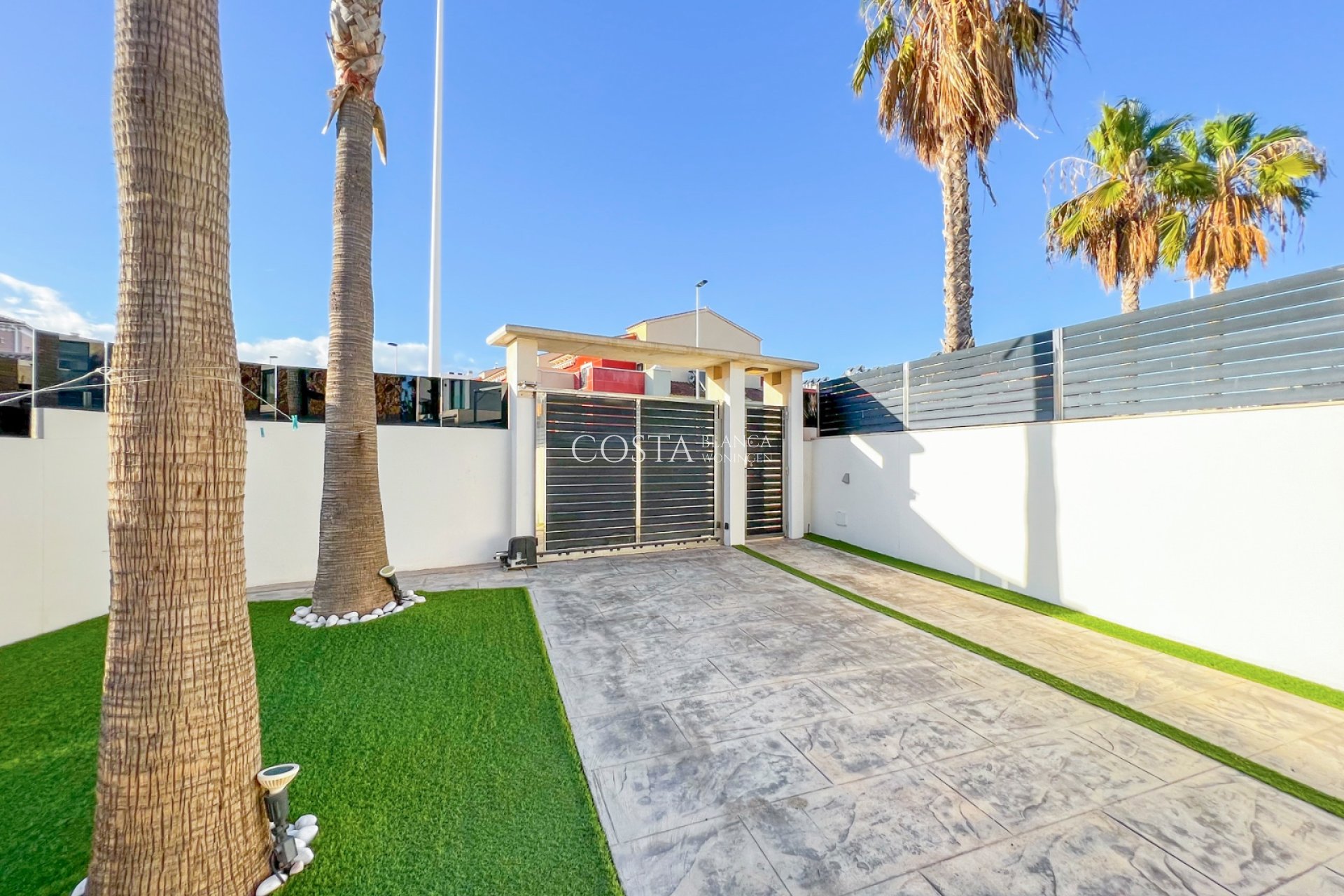 Resale - Villa -
Torrevieja