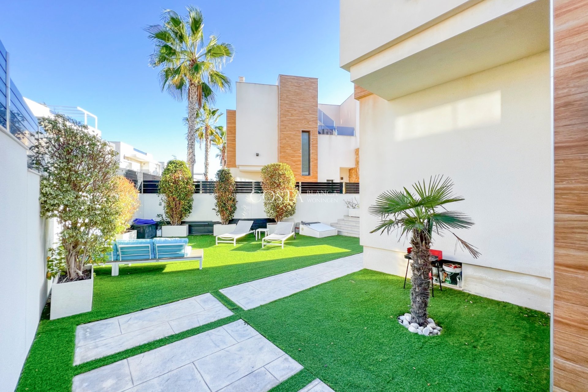 Resale - Villa -
Torrevieja