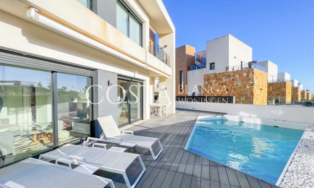 Resale - Villa -
Torrevieja