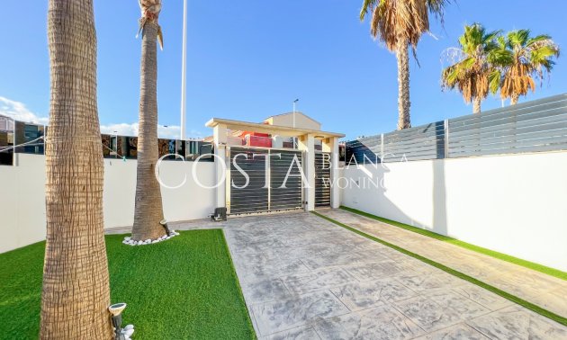 Resale - Villa -
Torrevieja