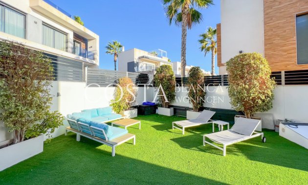 Resale - Villa -
Torrevieja