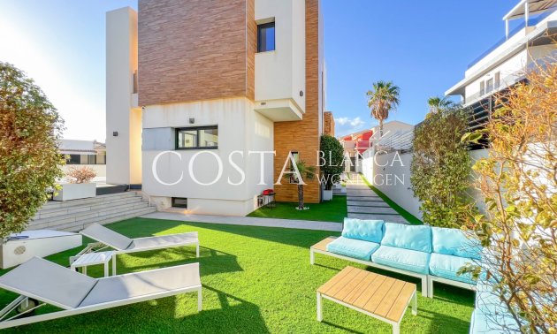 Resale - Villa -
Torrevieja