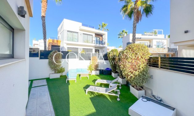 Resale - Villa -
Torrevieja