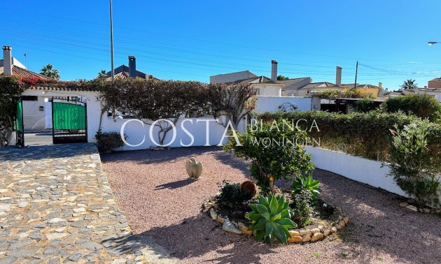 Resale - Villa -
Torrevieja - El Chaparral